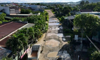 'Con đường đau khổ' với các hố nước nối tiếp như bẫy người dân