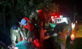 Nước sông Ba đang dâng mạnh, một cầu bị sập