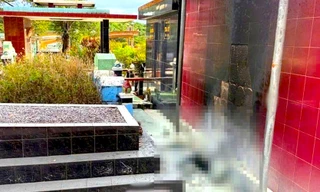 Đi thăm mộ, phát hiện thi thể bị cháy chỉ còn cẳng chân