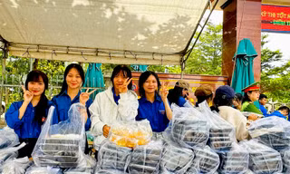 Thanh niên Gia Lai chuẩn bị sẵn cơm, mua kem tặng sĩ tử và phụ huynh