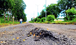 Cận cảnh con đường 'tan nát' sau khi được... sửa chữa