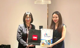 Phó Chủ tịch tỉnh giới thiệu cảnh đẹp của Gia Lai với phóng viên CNN