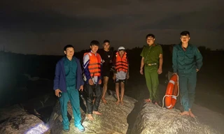 Hai học sinh mắc kẹt trên sông Ba khi thủy điện xả lũ