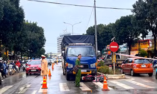 Va chạm với xe tải, hai ông cháu tử vong 