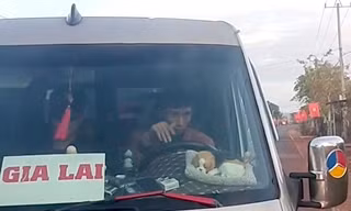 Tài xế xe khách đánh võng, chặn đầu xe đi ngược chiều vẫy xuống 'nói chuyện'