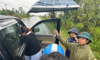 Lãnh đạo xã trưng dụng ô tô của phóng viên đưa sản phụ băng lũ đi đẻ