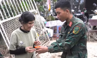 Tiểu đội trưởng tìm thấy vàng, tiền của dân bị mất sau mưa lũ