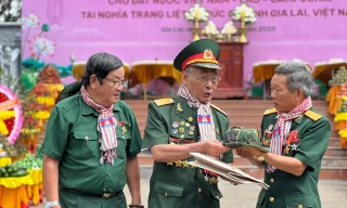 Nước mắt trong lễ tri ân Anh hùng liệt sĩ tại Nghĩa trang Đức Cơ