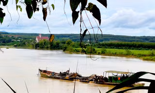 Quảng Ngãi: Tàu hút cát cỡ lớn ngày đêm hoạt động trái phép trên sông Đăk Bla