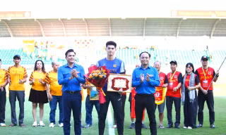 Thủ môn Trần Trung Kiên nhận giải thưởng Ngô Mây