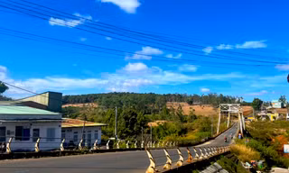 Gia Lai: Phát hiện bé gái sơ sinh bọc trong túi nilon ở cầu treo