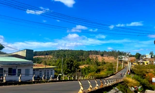 Gia Lai: Phát hiện bé gái sơ sinh bọc trong túi nilon ở cầu treo