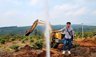 Cận cảnh giếng nước tự phun lên cực mạnh ở Gia Lai 