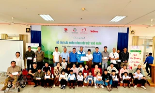 Trao 214 triệu đồng cho các hộ gia đình khó khăn ở Gia Lai