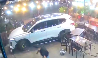 Khởi tố đối tượng lao ô tô vào quán nhậu tông chết người
