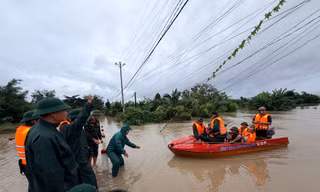 Gia Lai cứu nhiều người dân mắc kẹt giữa dòng nước lũ
