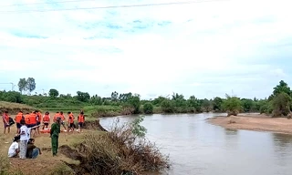 Ra suối rửa chân, cháu bé bị dòng nước xiết cuốn trôi