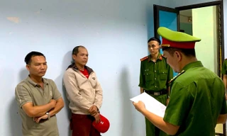 Tạm giữ hình sự hai đối tượng chặn đầu chửi bới, rút chìa khóa ô tô của CSGT