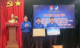 Anh Bùi Quang Huy tặng quà, trao học bổng ở xã Chư Sê