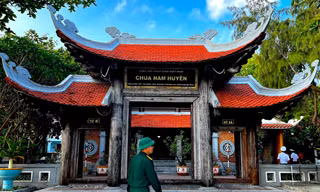 Ngôi chùa gỗ độc đáo trên đảo Nam Yết