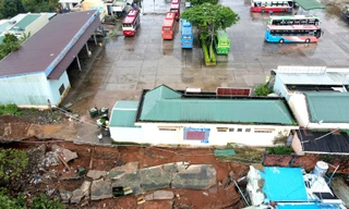 Ba ông cháu suýt chết vì tường của bến xe Đức Long Gia Lai đổ sập