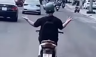 Xác minh người đàn ông bỏ hai tay, múa trên xe máy 