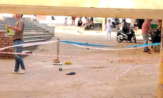 Sau cuộc điện thoại dài, người đàn ông lên sân thượng bệnh viện nhảy xuống