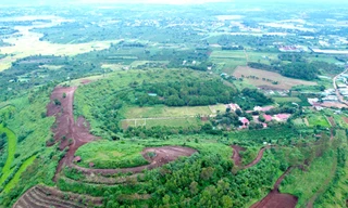 Thực hư chuyện người đàn ông mở đường 'bao vây' thao trường