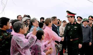 Đại tướng Phan Văn Giang thăm người dân vùng lũ Gia Lai