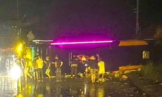 Gia Lai: Xe khách chở 10 người bị lật trên quốc lộ