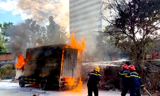 Xe tải chở xăng dầu bốc cháy dữ dội