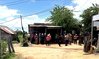 Mẹ tử vong, 2 con nguy kịch sau khi lao xe máy vào quán tạp hoá