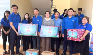 Bí thư thứ nhất T.Ư Đoàn đến vùng biên thăm đội hình thanh niên tình nguyện