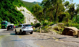 Đèo An Khê xuất hiện nhiều điểm hư hỏng, như 'bẫy' người tham gia giao thông