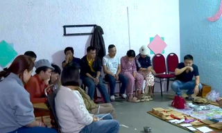 Bắt quả tang chủ nhà trọ và 15 người xóc bầu cua