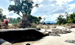 Hơn 1.000 người dân một làng bị cô lập