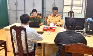 Công an làm việc với 2 tài xế xe khách chặn đầu xe khác bắt xuống 'nói chuyện'