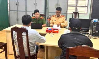 Công an làm việc với 2 tài xế xe khách chặn đầu xe khác bắt xuống 'nói chuyện'