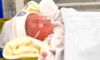 Gia Lai: Tìm người thân bé gái sơ sinh bọc trong túi nilon ở cầu treo