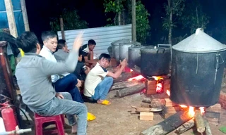 Tất bật gói bánh chưng, nấu xôi tiếp tế vùng lũ