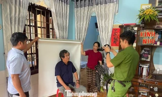 Chiến sĩ công an, thanh niên đến nhà hỗ trợ người già đổi thẻ đảng viên 