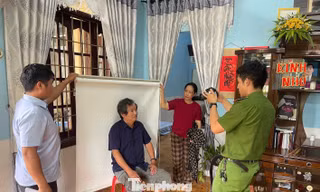 Chiến sĩ công an, thanh niên đến nhà hỗ trợ người già đổi thẻ đảng viên 