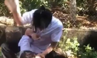 Hai nữ sinh cấp 2 lao vào đánh nhau, một em nhập viện điều trị