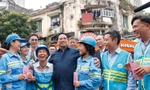 Thủ tướng Phạm Minh Chính cảm ơn, tặng quà công nhân vệ sinh môi trường tại Thủ đô