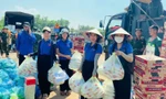Đoàn viên nấu cơm, vận chuyển nhu yếu phẩm đến người dân vùng ngập Trung Giã