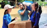 Sinh viên Thái Nguyên vượt lũ mang cơm đến từng nhà dân vùng ngập