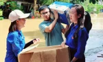 Sinh viên Thái Nguyên vượt lũ mang cơm đến từng nhà dân vùng ngập