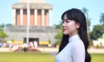 Cô gái Tuyên Quang về Hà Nội chụp ảnh áo dài, cầm cờ Tổ quốc trước Lăng Bác