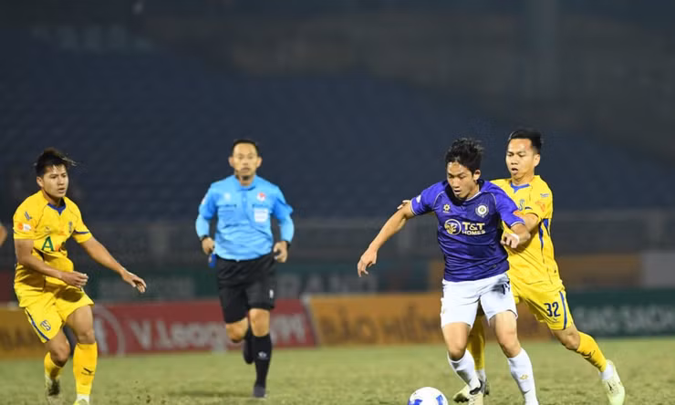 HIGHLIGHTS: Hùng Dũng nhận thẻ đỏ, CLB Hà Nội vẫn đả bại SLNA