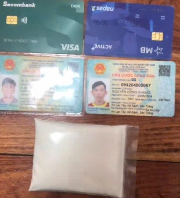 Tang vật các đối tượng ngụy tạo nhằm mục đích lừa đảo. tang-vat-do-cac-doi-tuong-nguy-tao.jpg